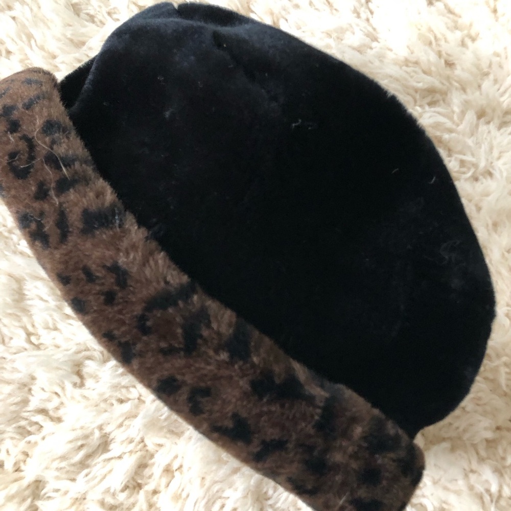 Black fleece hat with leopard print trim